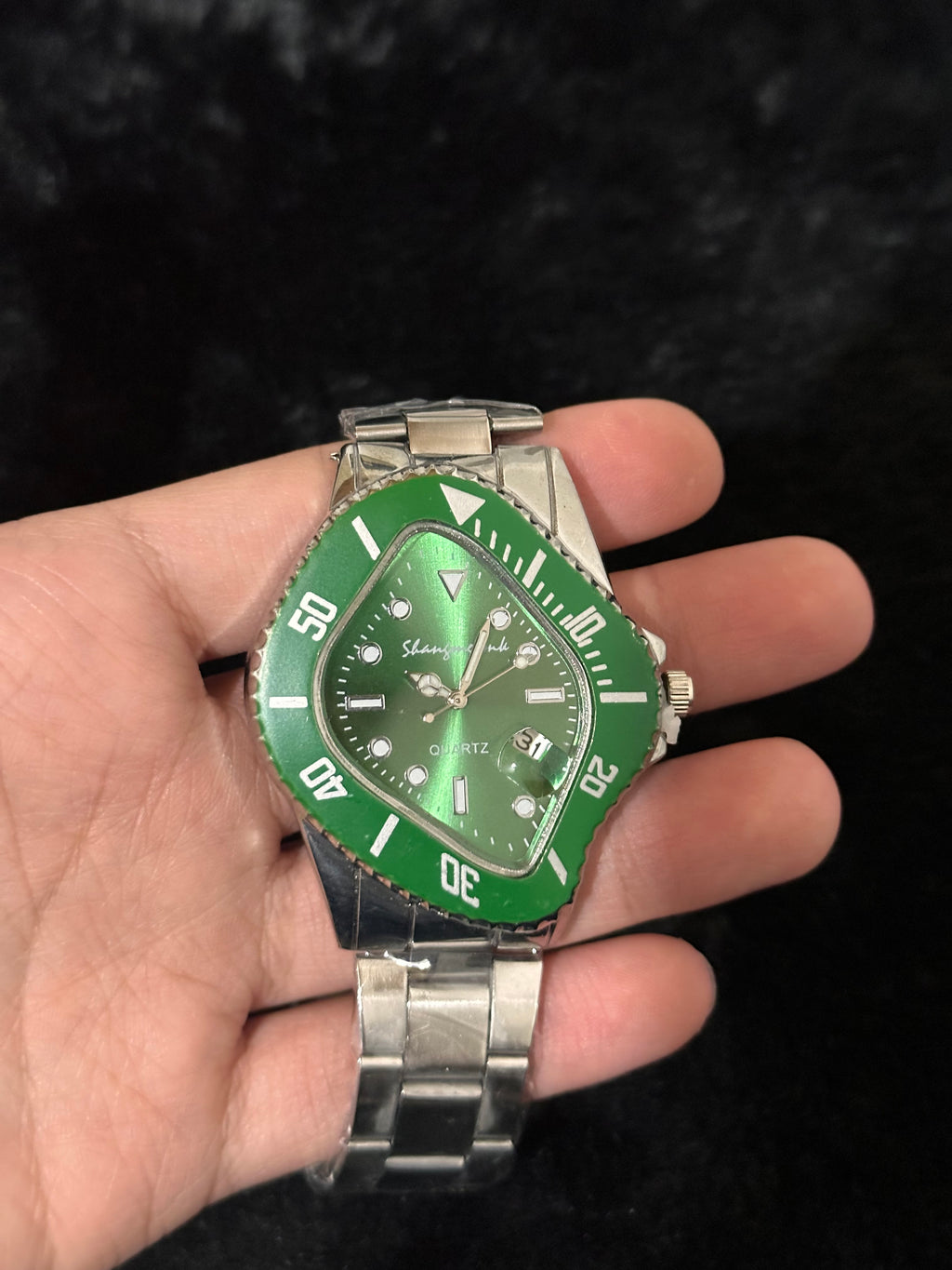 Reloj irregular verde