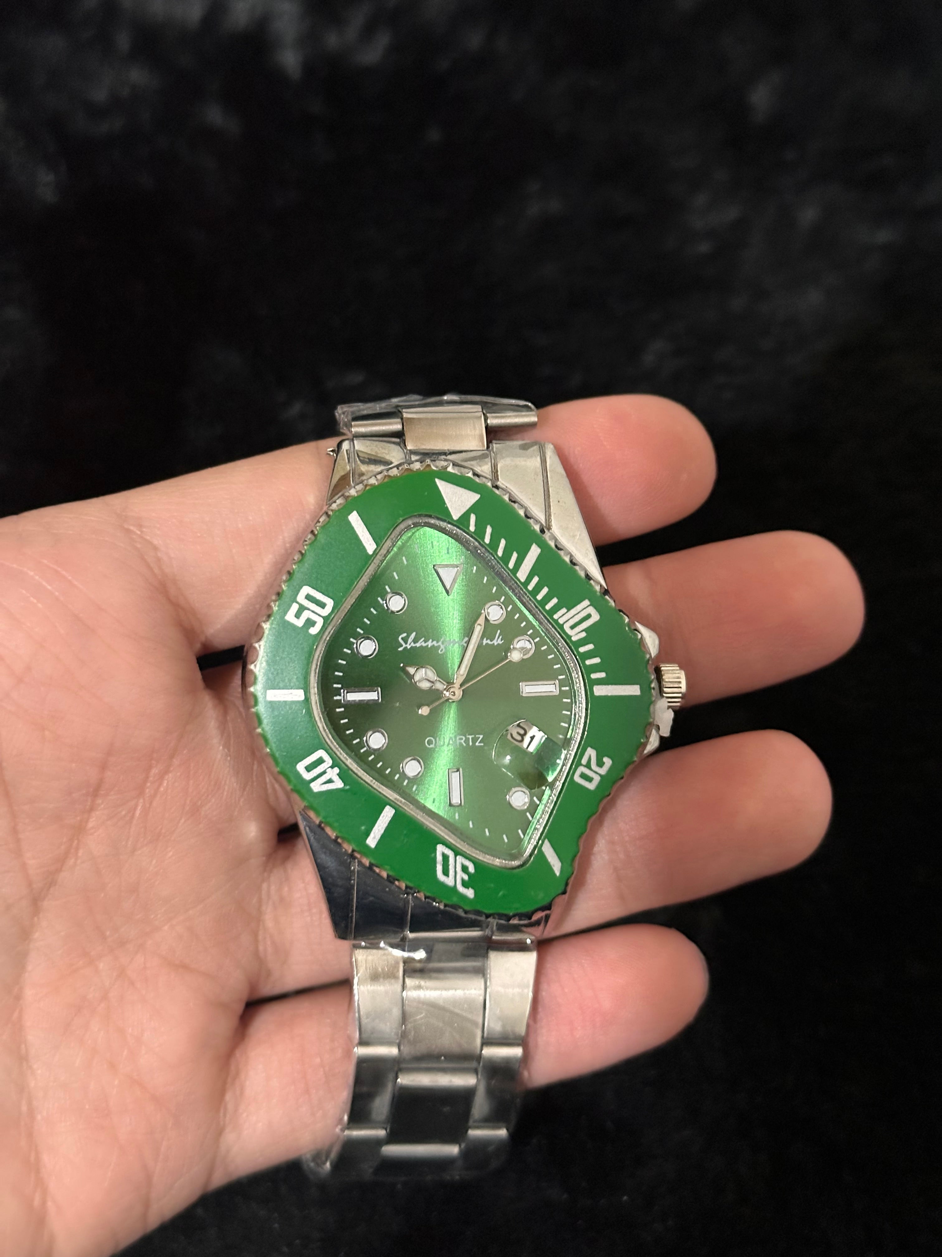 Reloj irregular verde